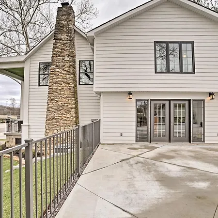 Downtown Branson Home With Pool Near The Landing!